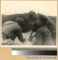 藏品(宜昌前線四十一師之高級將領在陣地研究戰略)的圖片